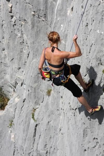 Κάθοδος του γυναικείου ροκ ορειβάτης — Φωτογραφία Αρχείου