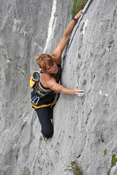 Vrouwelijke rock klimmer — Stockfoto