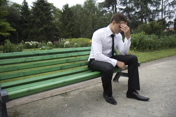 Giovane uomo d'affari seduto su una panchina . — Foto Stock