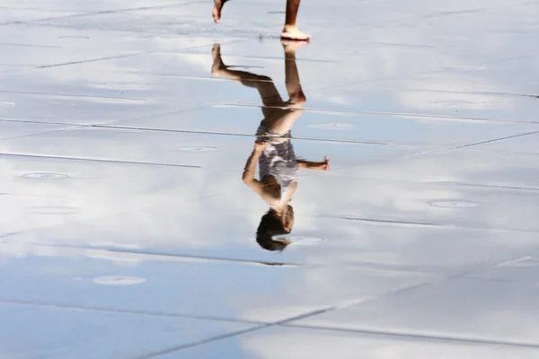 Spiegelbild eines rennenden Kindes. — Stockfoto