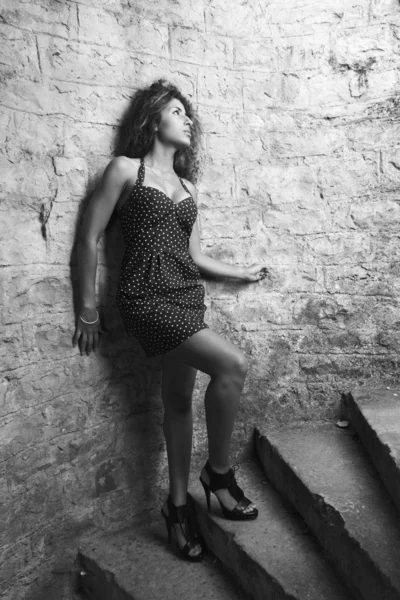 有吸引力的女人是在旧的楼梯. — 图库照片