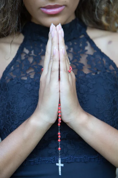 Κοντινό πλάνο του μια γυναίκα που προσεύχεται. — Φωτογραφία Αρχείου