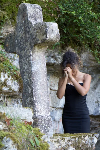 Νεαρή γυναίκα προσεύχεται — Φωτογραφία Αρχείου