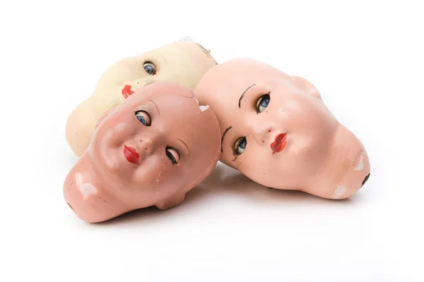 3 cabeças de boneca quebradas — Fotografia de Stock