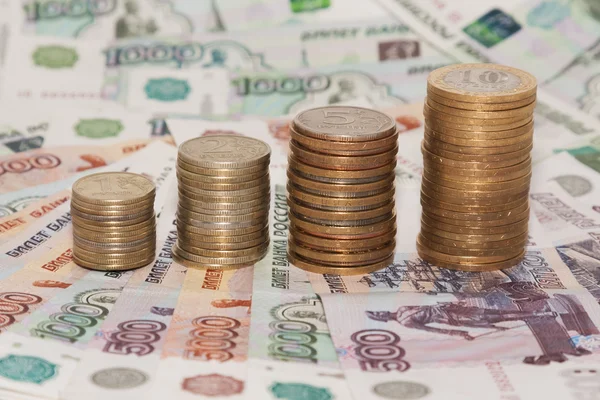 Monedas y billetes en moneda rusa —  Fotos de Stock