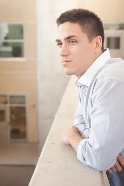 Porträtt av en ung professionell man — Stockfoto