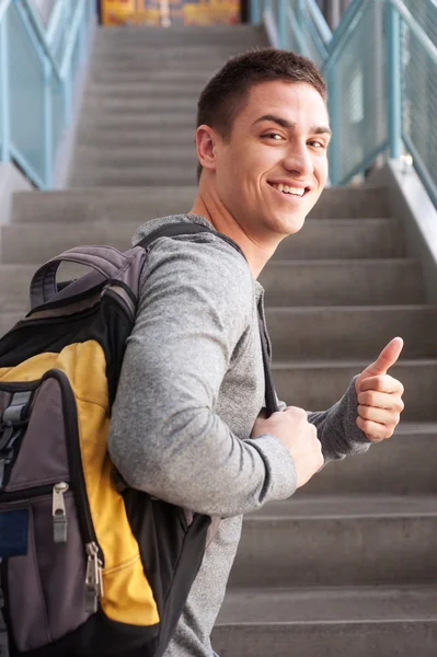 Jovem estudante universitário do sexo masculino com mochila — Fotografia de Stock