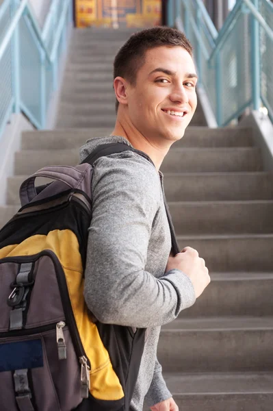 年轻男大学生用背包 — 图库照片