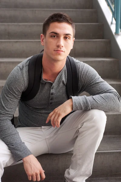 Retrato de un joven estudiante guapo —  Fotos de Stock