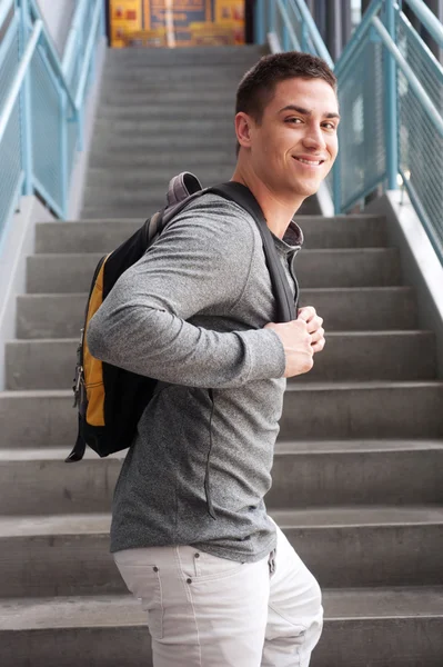 Unga manliga collegestudent med ryggsäck — Stockfoto