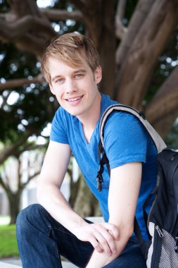bir parkta genç bir erkek öğrenci portresi