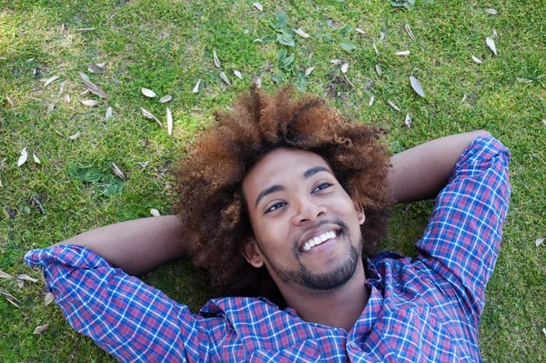 躺在草丛中年轻非洲裔美国男 — 图库照片