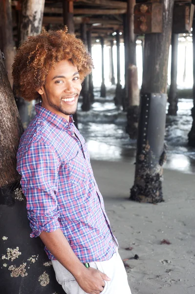 Afrikalı-Amerikalı genç adam sahilde — Stok fotoğraf