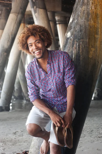 Unga afroamerikanska mannen på stranden — Stockfoto