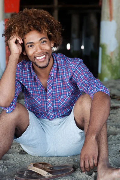 浜の若いアフリカ系アメリカ人の男 — ストック写真