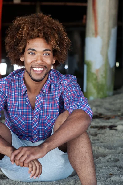 Junger afrikanisch-amerikanischer Mann am Strand — Stockfoto