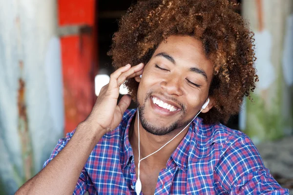 Retrato de afroamericano escuchando música — Foto de Stock