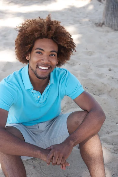 Portret van Afro-Amerikaanse man op het strand — Stockfoto