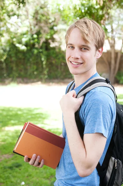 Jonge mannelijke student — Stockfoto
