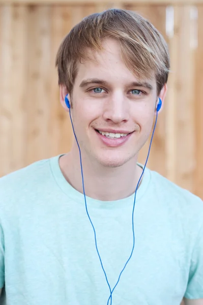 Close-up van jonge mannelijke luisteren naar muziek — Stockfoto