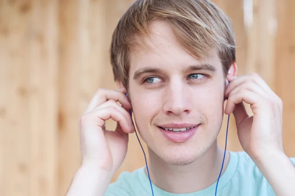 Tatlı genç erkek müzik dinleme — Stok fotoğraf