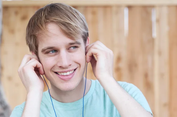 Närbild av unga manliga lyssna på musik — Stockfoto