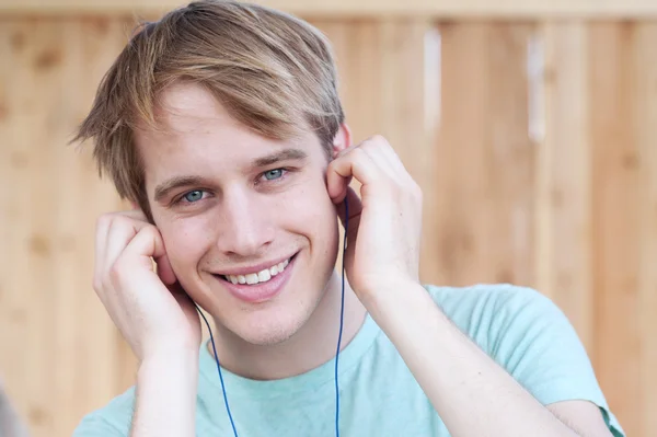 Close-up van jonge mannelijke luisteren naar muziek — Stockfoto