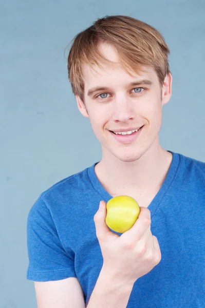 Портрет молодого человека с яблоком — стоковое фото