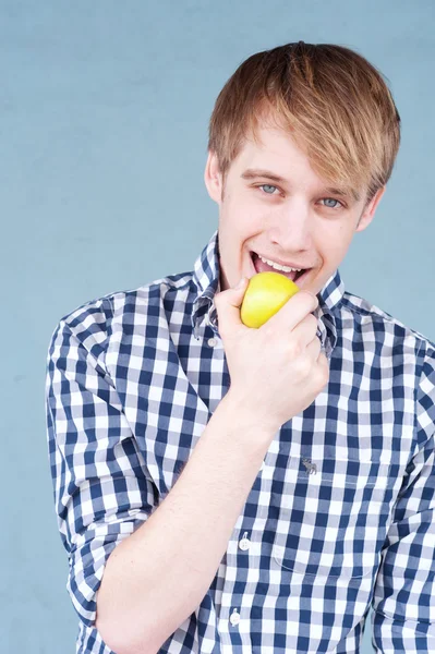 Porträt eines jungen Mannes mit einem Apfel — Stockfoto