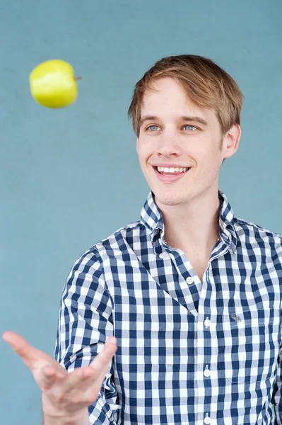 Podobizna mladého muže s jablkem — Stock fotografie