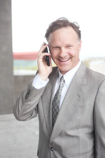 Retrato de um empresário maduro confiante falando no telefone celular — Fotografia de Stock