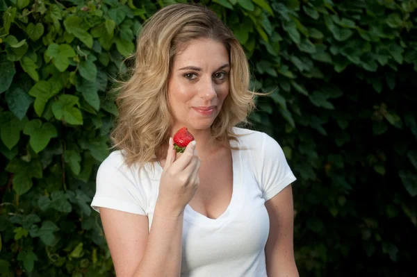 Glad flicka med färska jordgubbar — Stockfoto
