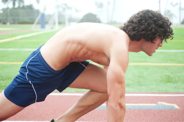 Athletische männliche Läuferin in guter Position — Stockfoto