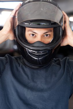 bir adam bir motosiklet kask ile closeup