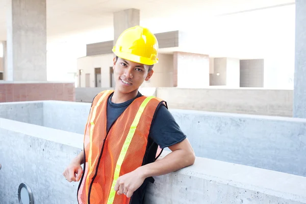 Giovane asiatico edilizia lavoratore — Foto Stock