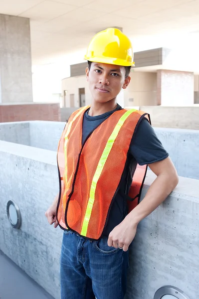 Jovem asiático trabalhador da construção — Fotografia de Stock