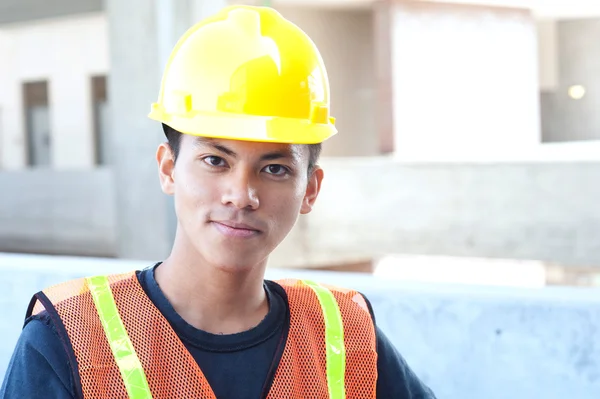 Giovane asiatico edilizia lavoratore — Foto Stock