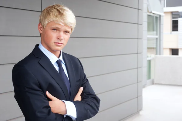 Teenager im Anzug — Stockfoto