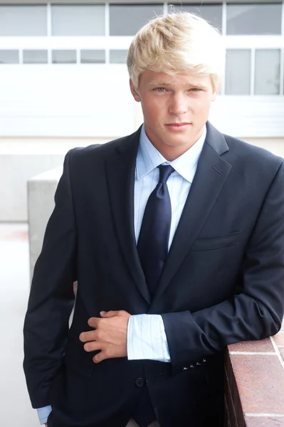 Adolescente in giacca e cravatta — Foto Stock