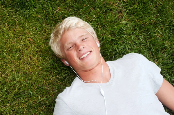 Joven adolescente acostado en la hierba — Foto de Stock