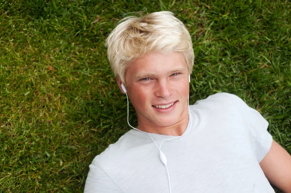 Молодий підліток лежить у траві — стокове фото