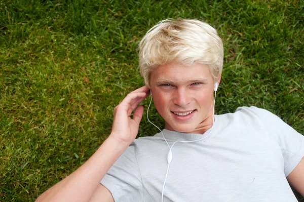 Jonge tiener liggen in gras — Stockfoto