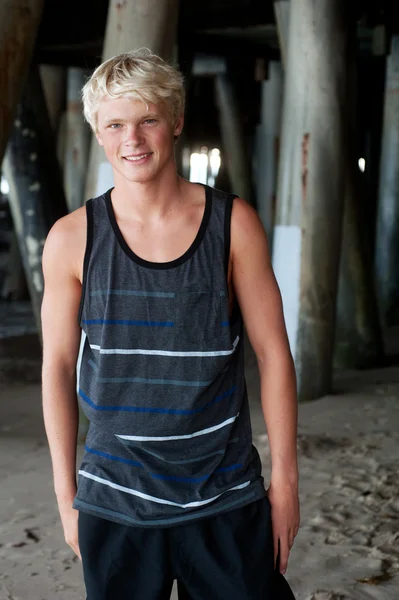 Portret van een tiener surfer jongen op het strand — Stockfoto