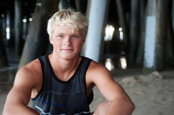 Portret chłopca nastoletnich surfer na plaży — Zdjęcie stockowe