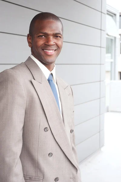 Afrikkalaisen amerikkalaisen liikemiehen muotokuva — kuvapankkivalokuva