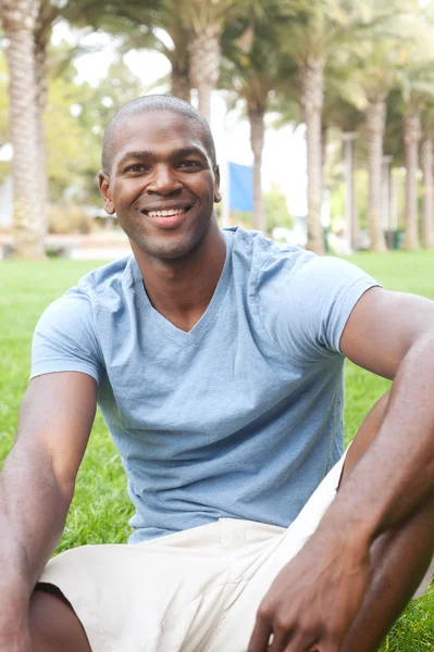 Afryki amerykański mężczyzna studentów na kampusie — Zdjęcie stockowe
