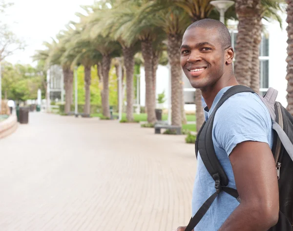 Unga afrikanska amerikanska collegestudent — Stockfoto