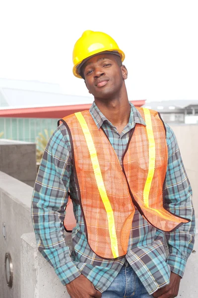 Афроамериканский строитель — стоковое фото