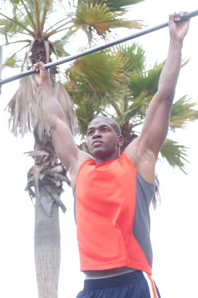 Retrato de um atleta afro-americano fazendo pullups — Fotografia de Stock