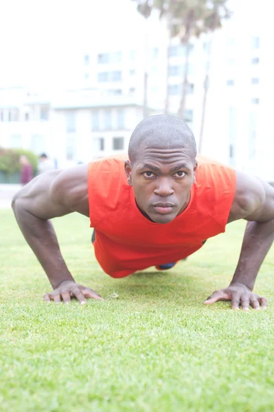 Portrait of an African American athlete doing pushups — Stock Photo, Image